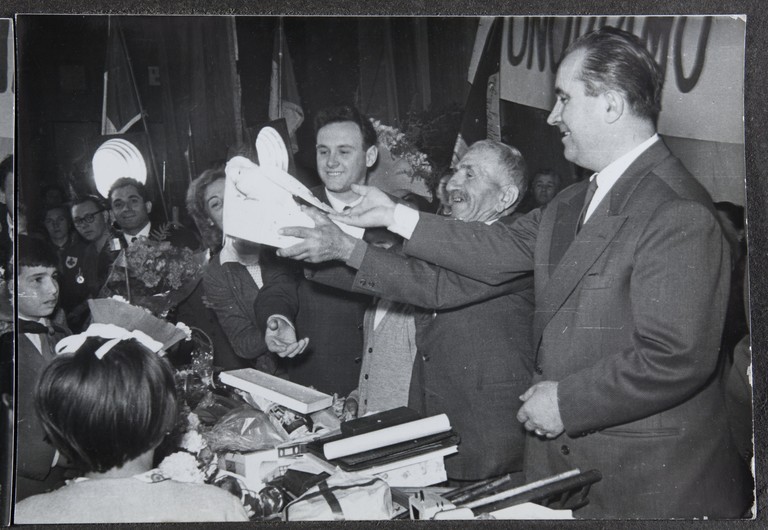 Reggio Emilia, 1955, Teatro Municipale, Festeggiamenti per l'80° di Alcide Cervi, omaggi ad Alcide Cervi